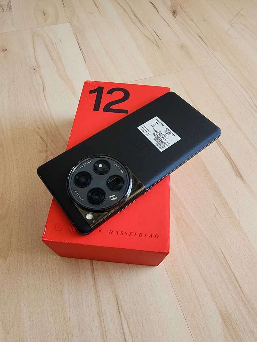 OnePlus 12 x Hassleblad Edition