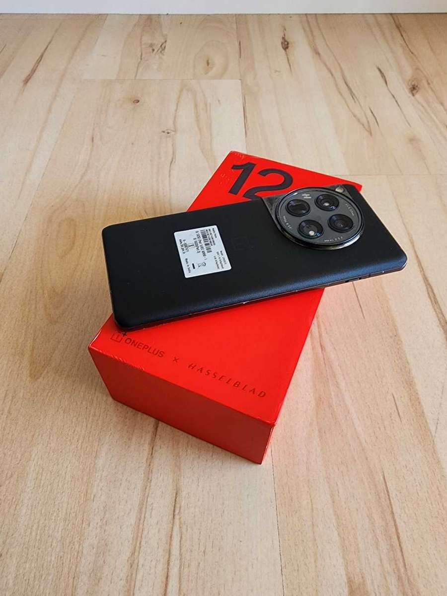OnePlus 12 x Hassleblad Edition