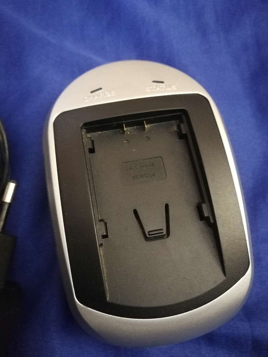 Universal Camera/ camcorder Charger with plate for Panasonic