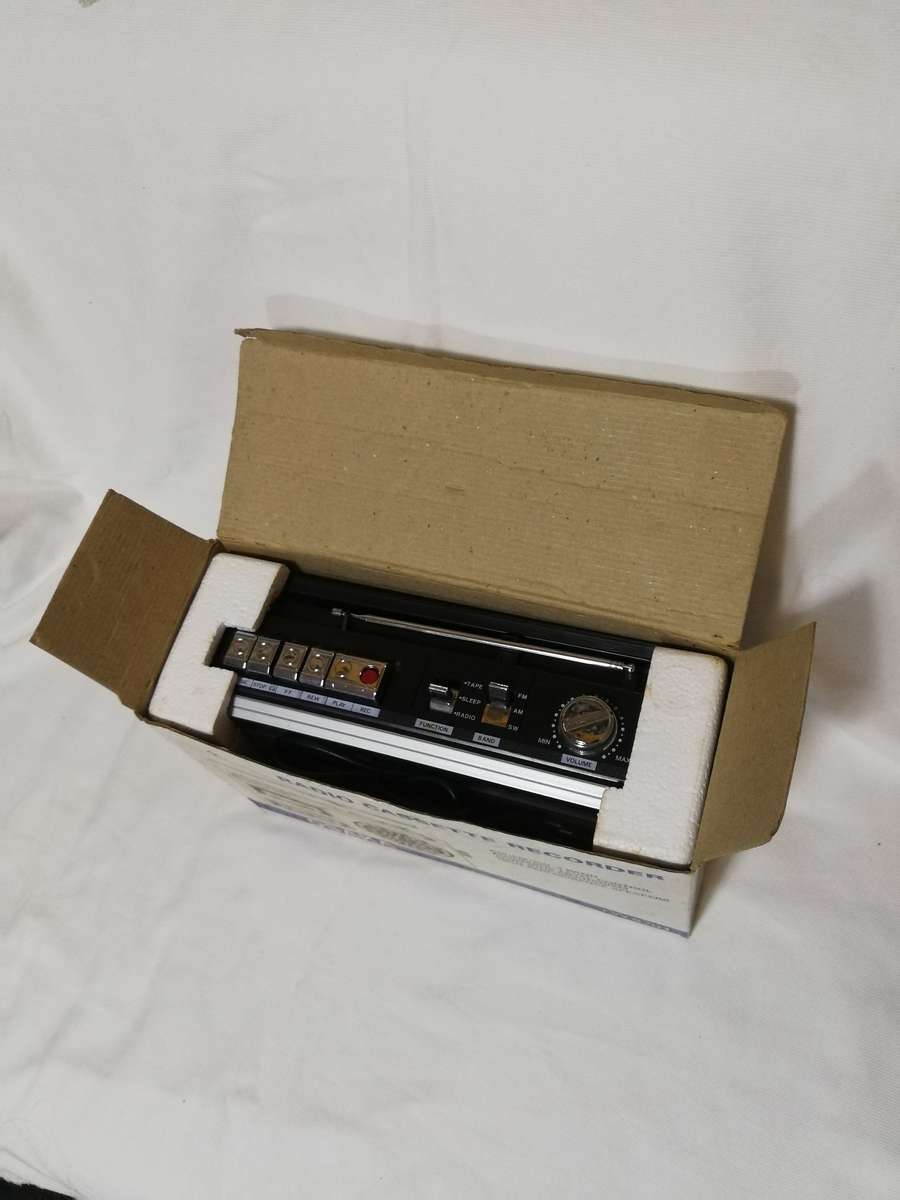 OSAKA TW 8701 Portable AM/FM Radio Cassette Recorder, Records from Built-in Mic. Vintage