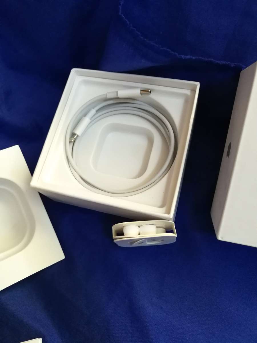 APPLE AirPods Pro 2nd Gen with MagSafe Case (USB-C)- Boxed item