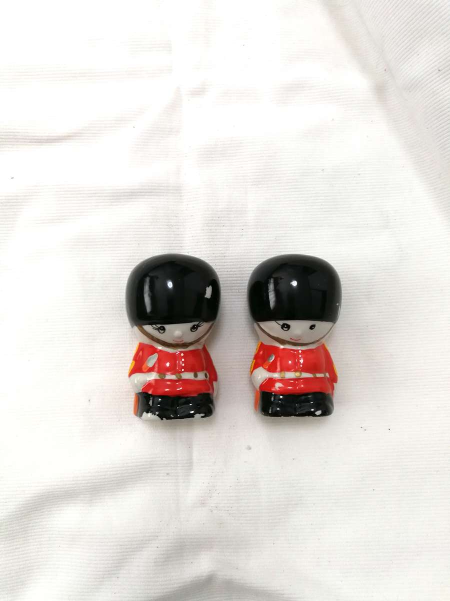 British Soldiers Guards Salt and Pepper Shakers Souvenir Cute Doll Red & Black- Vintage