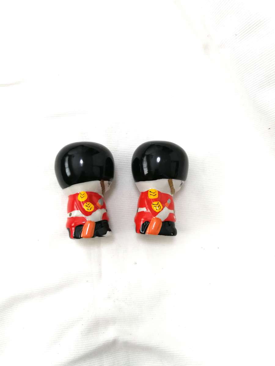 British Soldiers Guards Salt and Pepper Shakers Souvenir Cute Doll Red & Black- Vintage