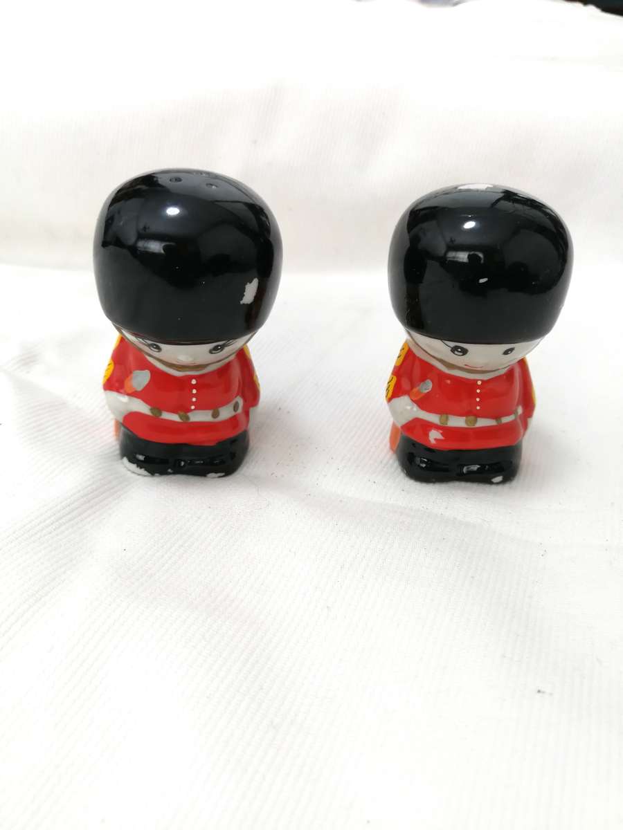 British Soldiers Guards Salt and Pepper Shakers Souvenir Cute Doll Red & Black- Vintage