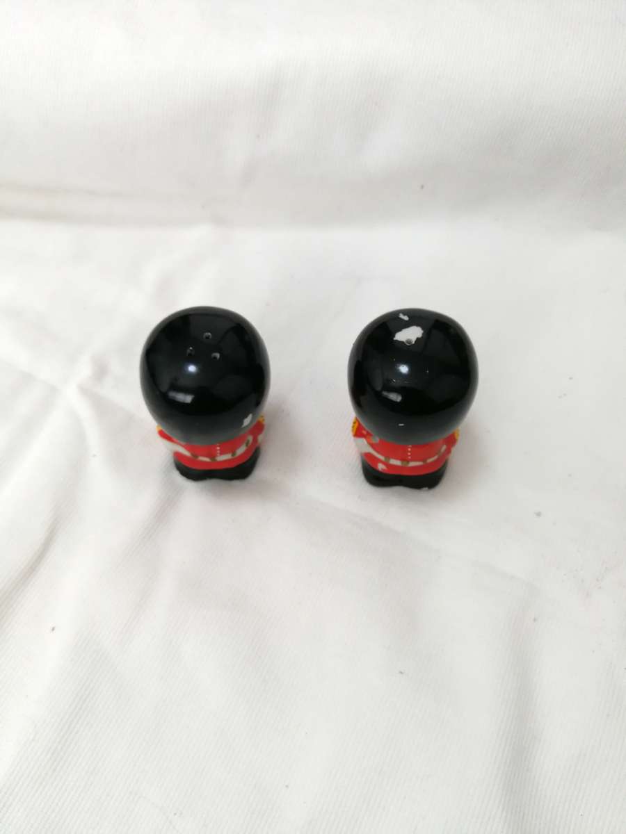 British Soldiers Guards Salt and Pepper Shakers Souvenir Cute Doll Red & Black- Vintage