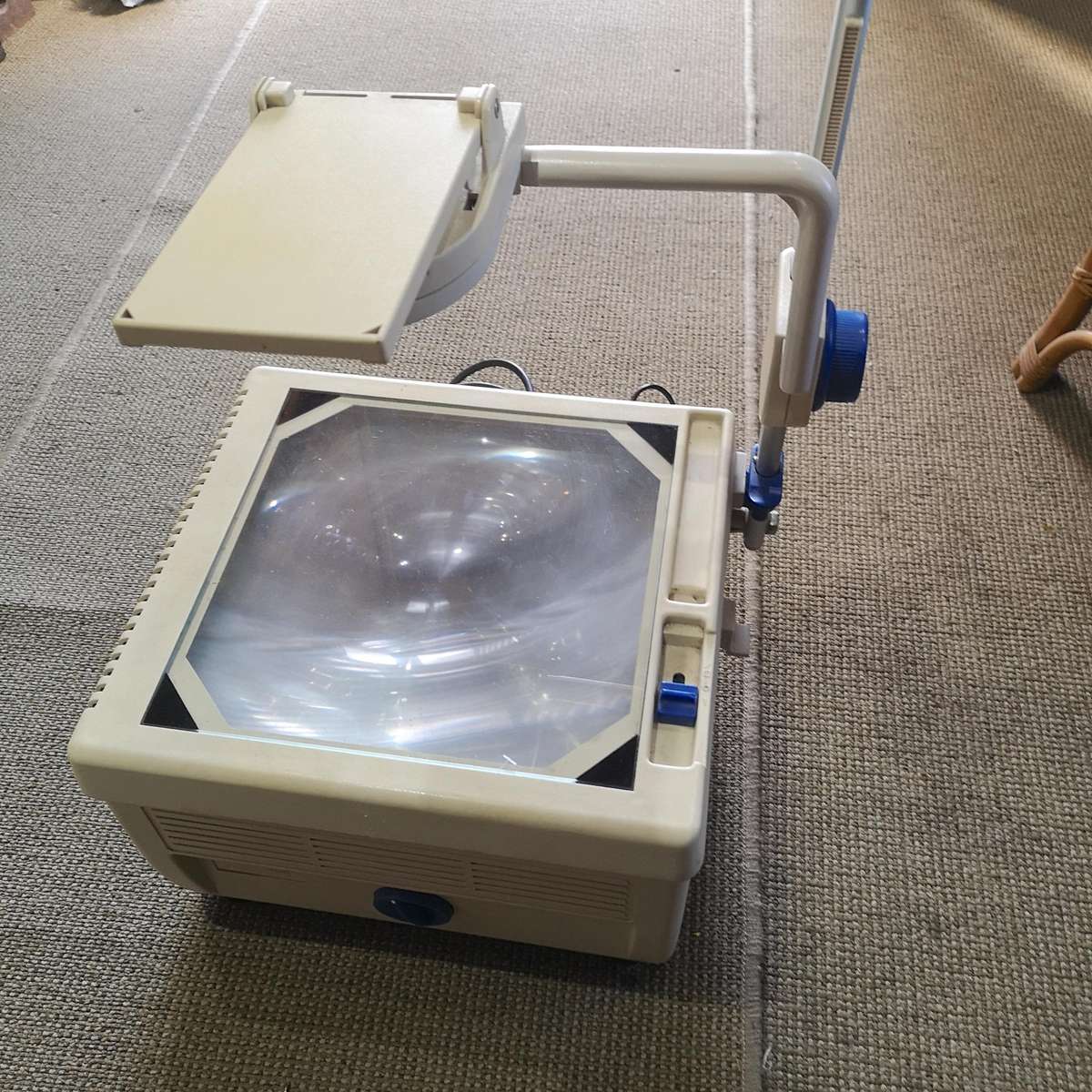 Overhead Transparency Projector (OHP)