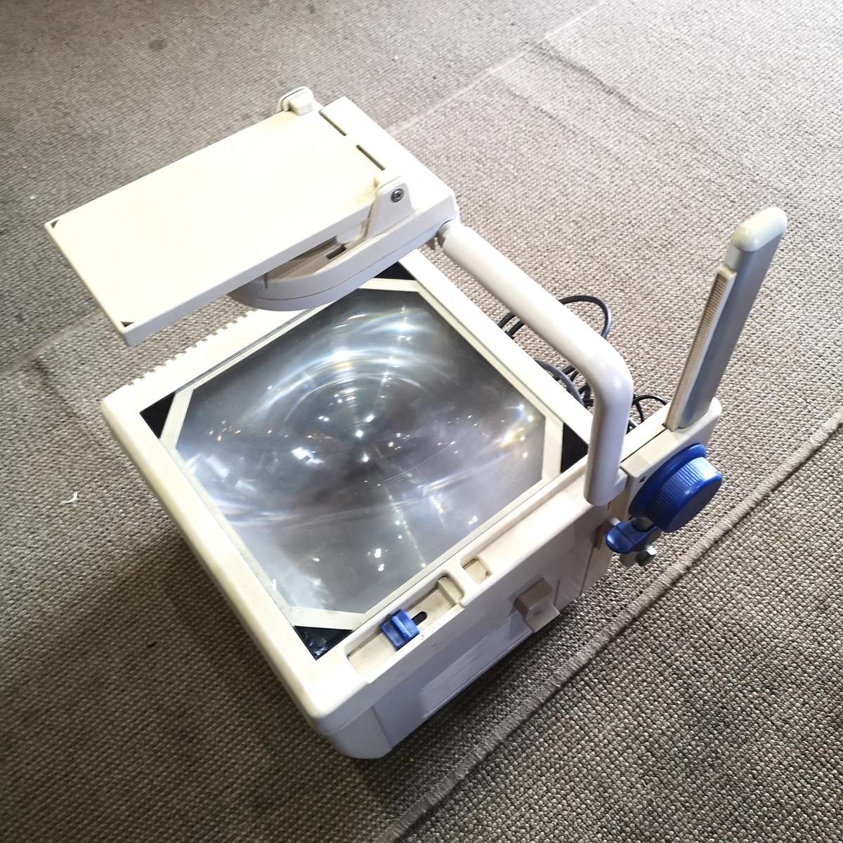 Overhead Transparency Projector (OHP)