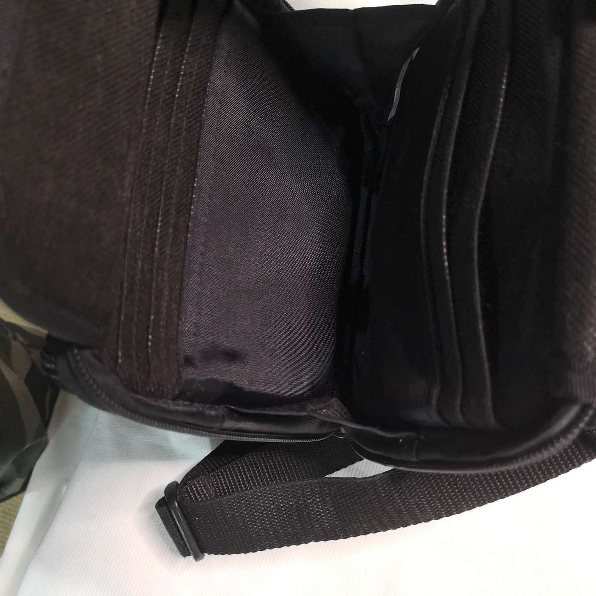 CASE LOGIC Nylon Multi Compartment CD Player Case with CD Storage