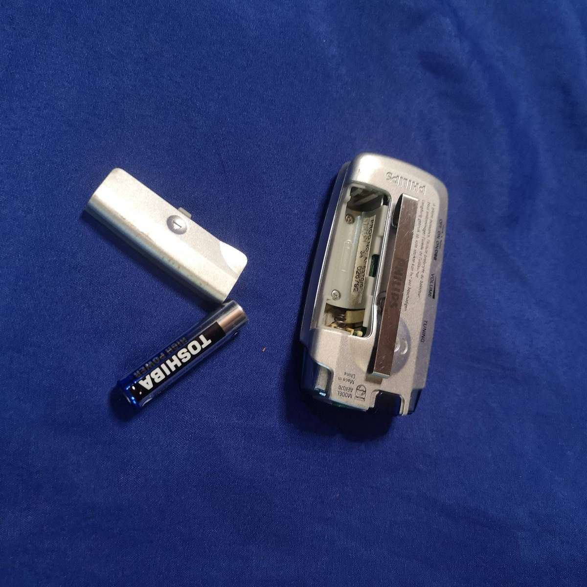 Rare vintage Philips AE6370 mini pocket analogue AM/FM stereo radio, working