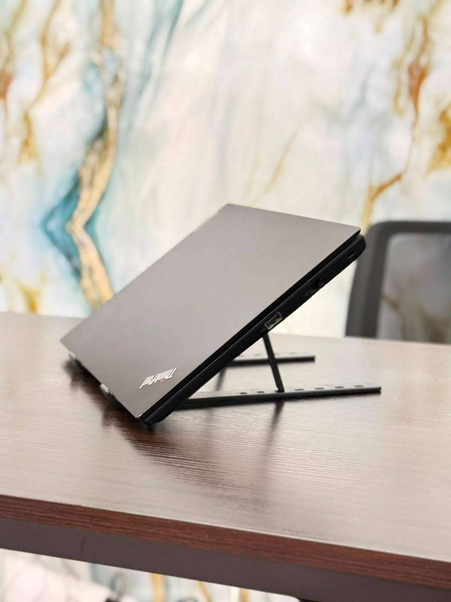 Lenovo ThinkPad E14  Processor: Intel Core i5-1135G7 (11th Gen with Intel Iris Xe Graphics 