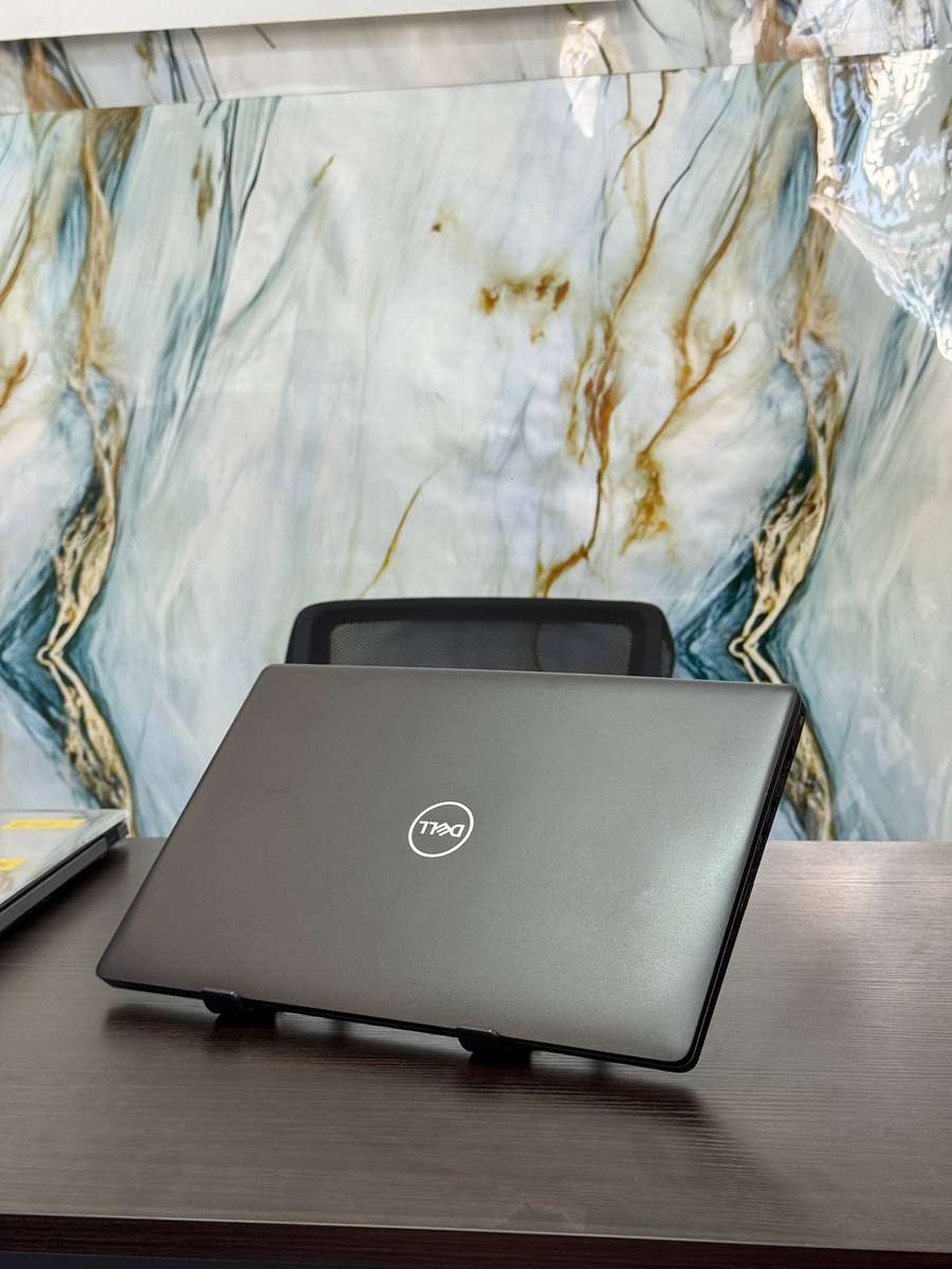 Dell Latitude 5400  8th Generation Intel Core i7vPro-8665U processor, with Intel UHD graphics