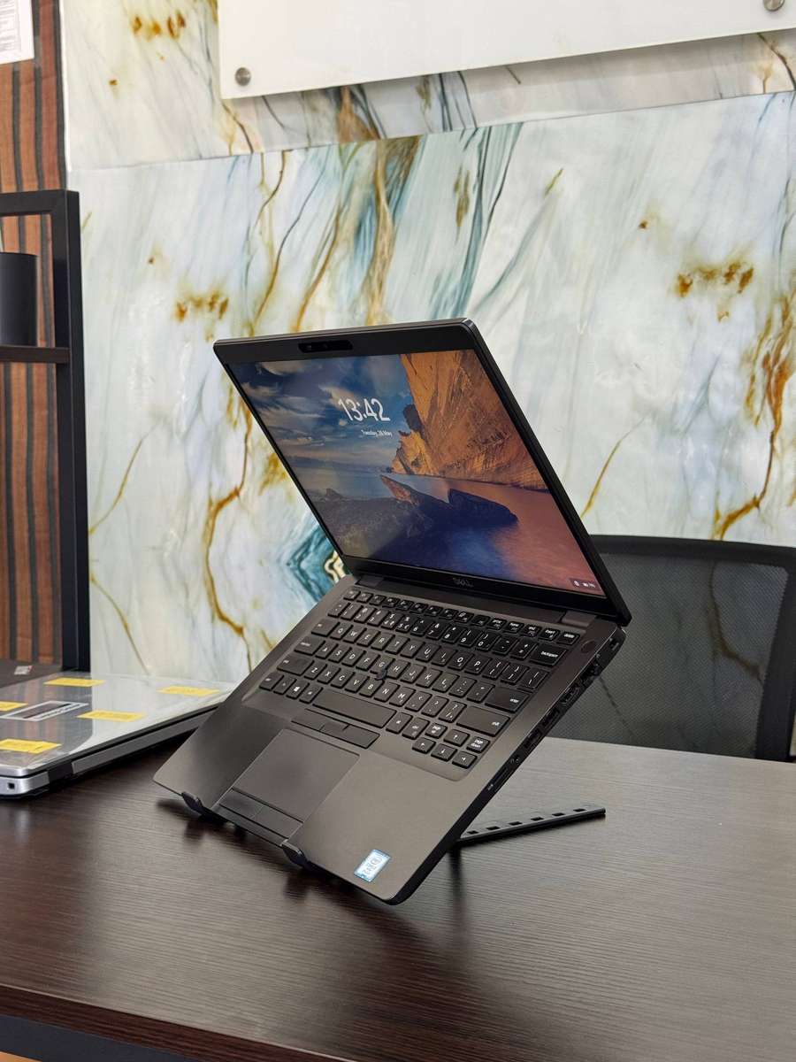 Dell Latitude 5400  8th Generation Intel Core i7vPro-8665U processor, with Intel UHD graphics