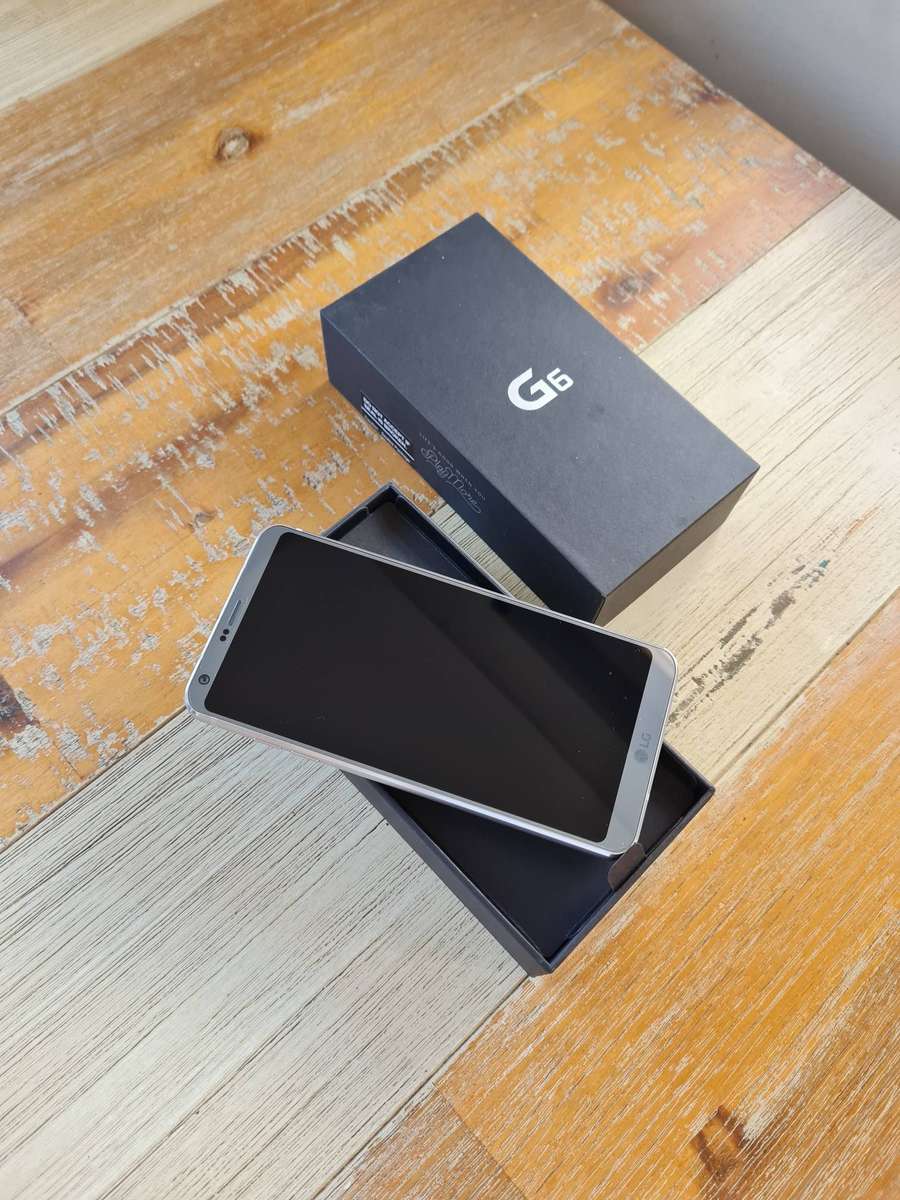 LG G6 32GB Ice Platinum Bundle