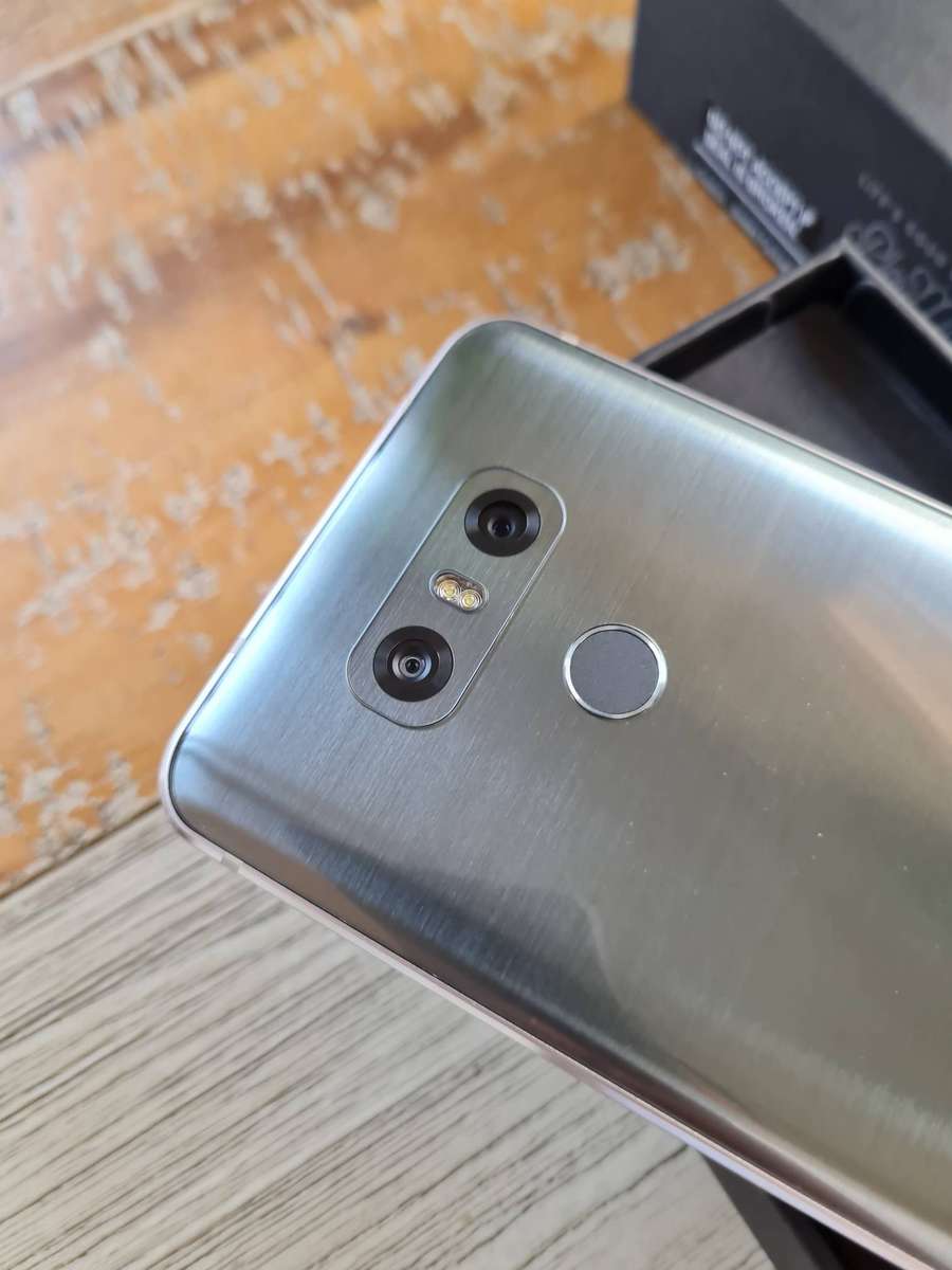 LG G6 32GB Ice Platinum Bundle