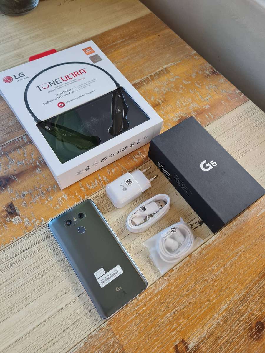 LG G6 32GB Ice Platinum Bundle
