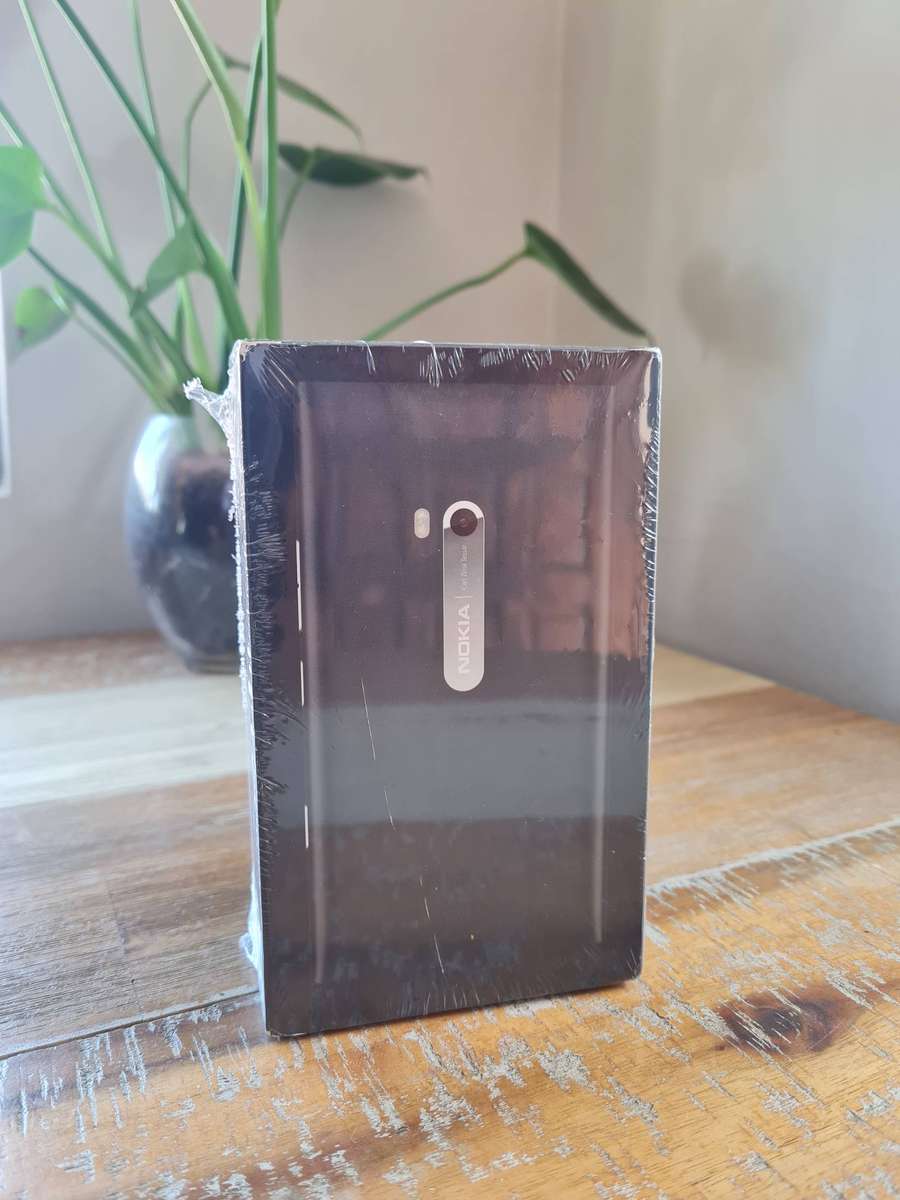 Nokia Lumia 900 16GB Black Bundle(Nokia Lumia 640)