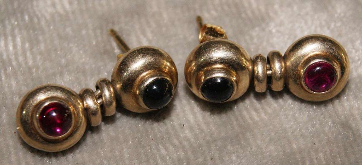 Pair of 9ct gold and ruby Cabochon earring with butterflies (3.8g)