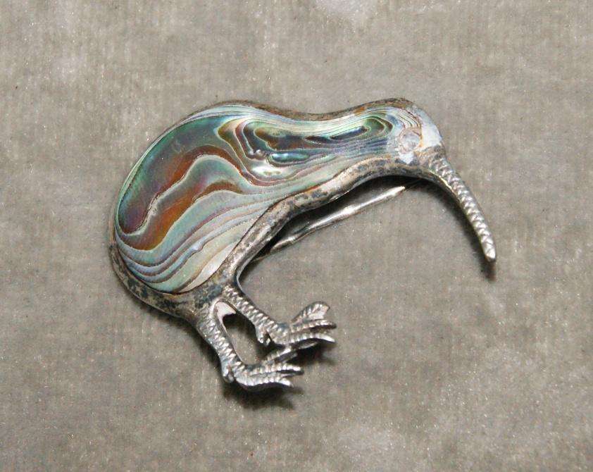Sterling silver and power shell kiwi bird brooch (6.9g) @ crazy low R1 start