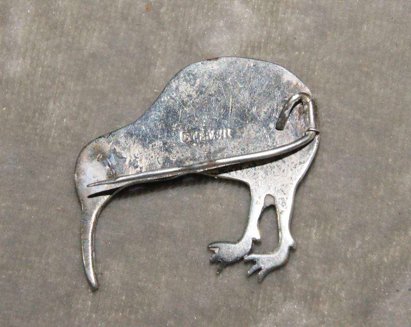 Sterling silver and power shell kiwi bird brooch (6.9g) @ crazy low R1 start