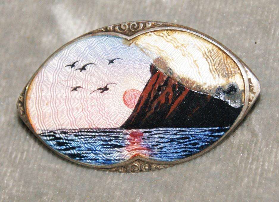 925 Sterling silver and enamel brooch (6.3g) @ crazy low R1 start