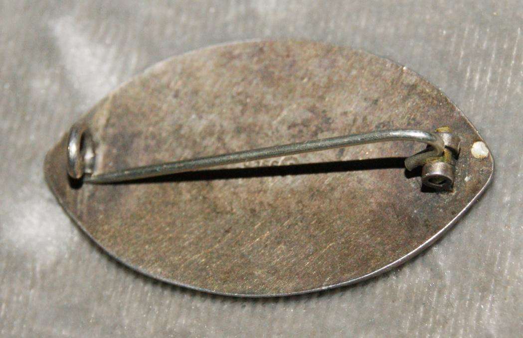 925 Sterling silver and enamel brooch (6.3g) @ crazy low R1 start