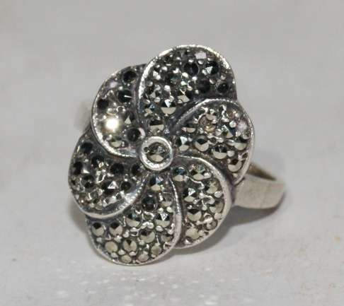 Stunning Silver and Marcasite Ring (4.9g) @@@ CRAZY LOW R1 START
