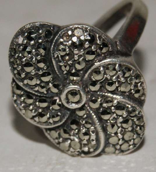 Stunning Silver and Marcasite Ring (4.9g) @@@ CRAZY LOW R1 START