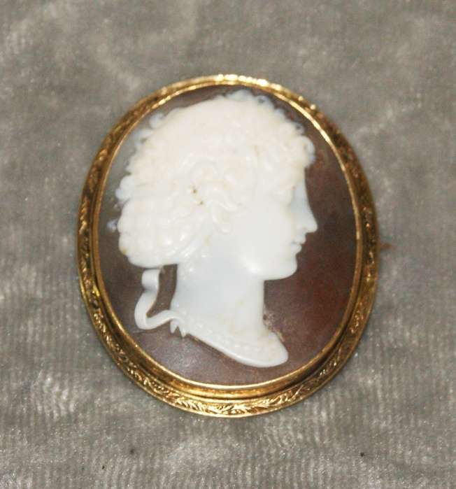 9ct gold cameo brooch (8.9g) @ ccrraazzyy low R1 start