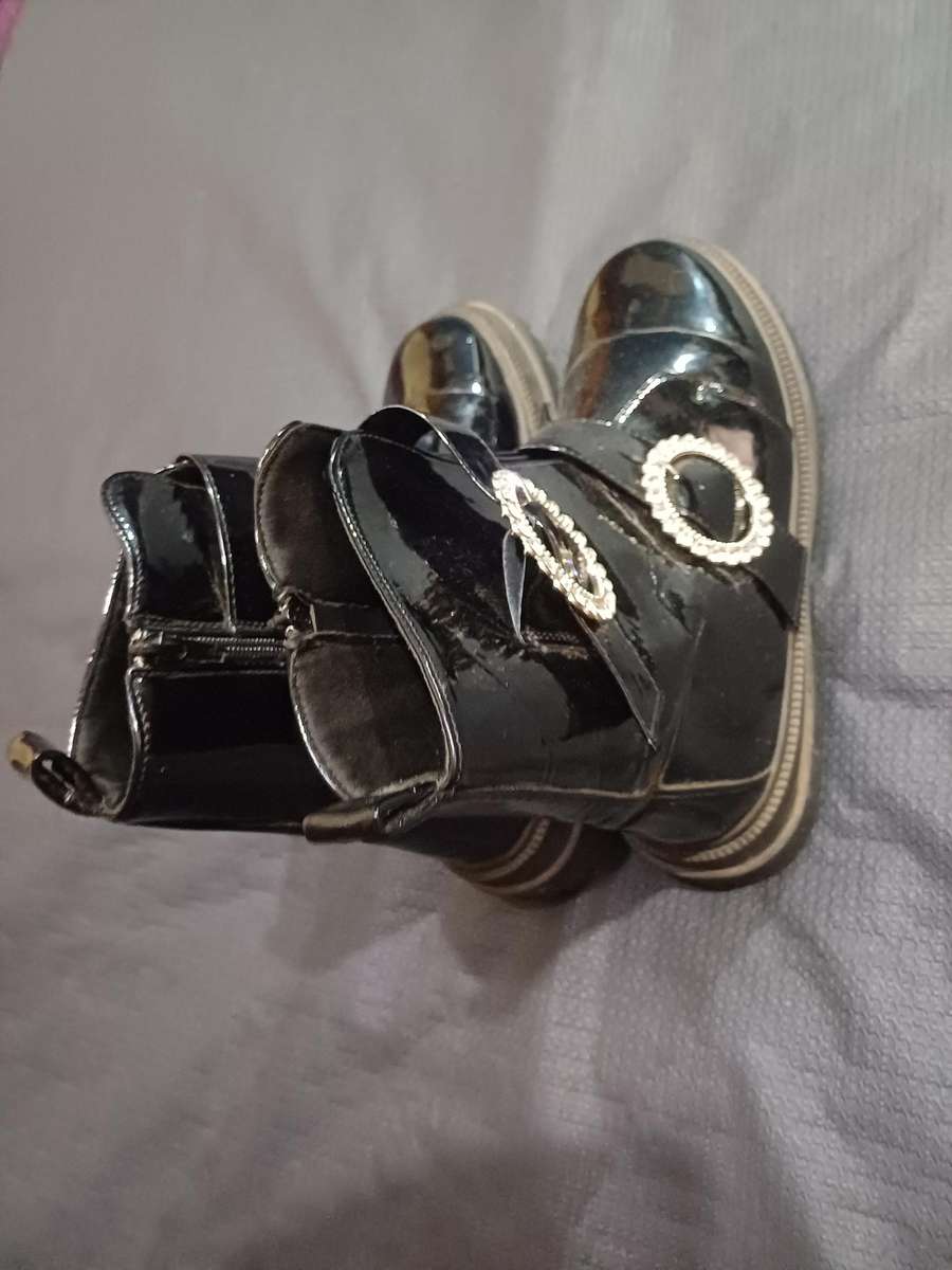 Ladies Boots (Size 9)