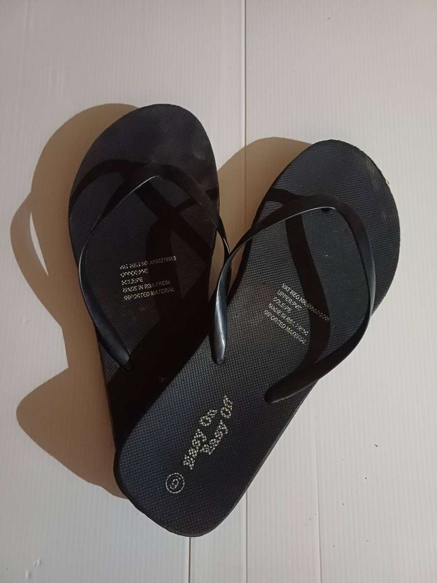 Ladies Shoes Easy on easy off (Size 6)
