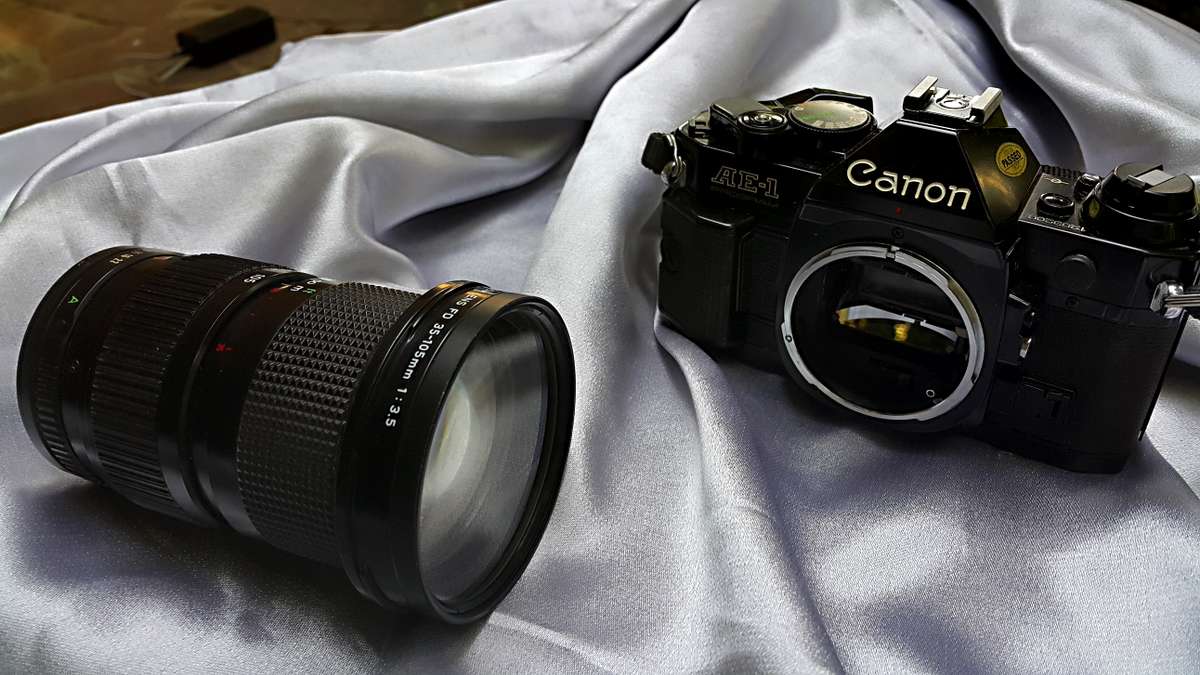 CANON SINGLE REFLEX LENS CAMERA