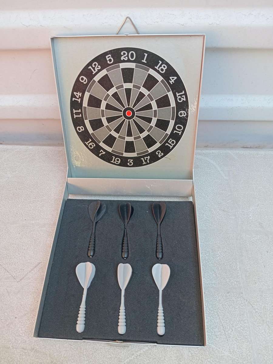 Mini magnetic dart set