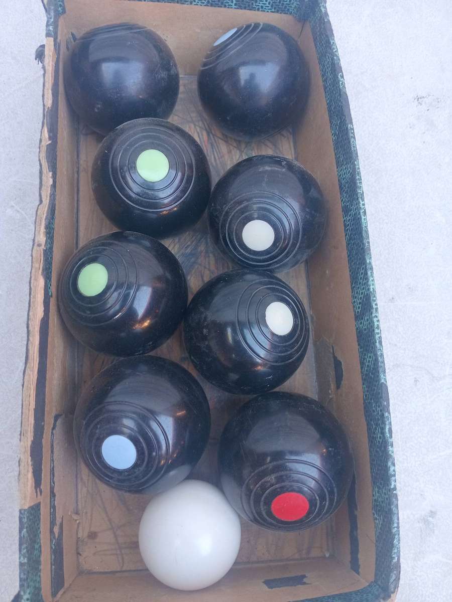 Banda 2 carpet bowls