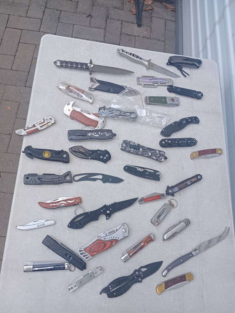 Assorted knifes