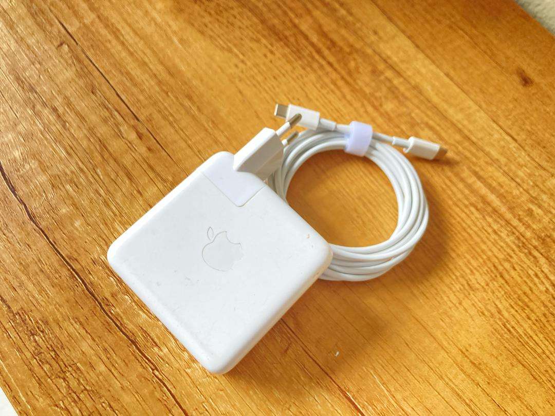 Genuine Apple 61W USB-C Charger  For MacBook Pro / Air (13")  Used Like New