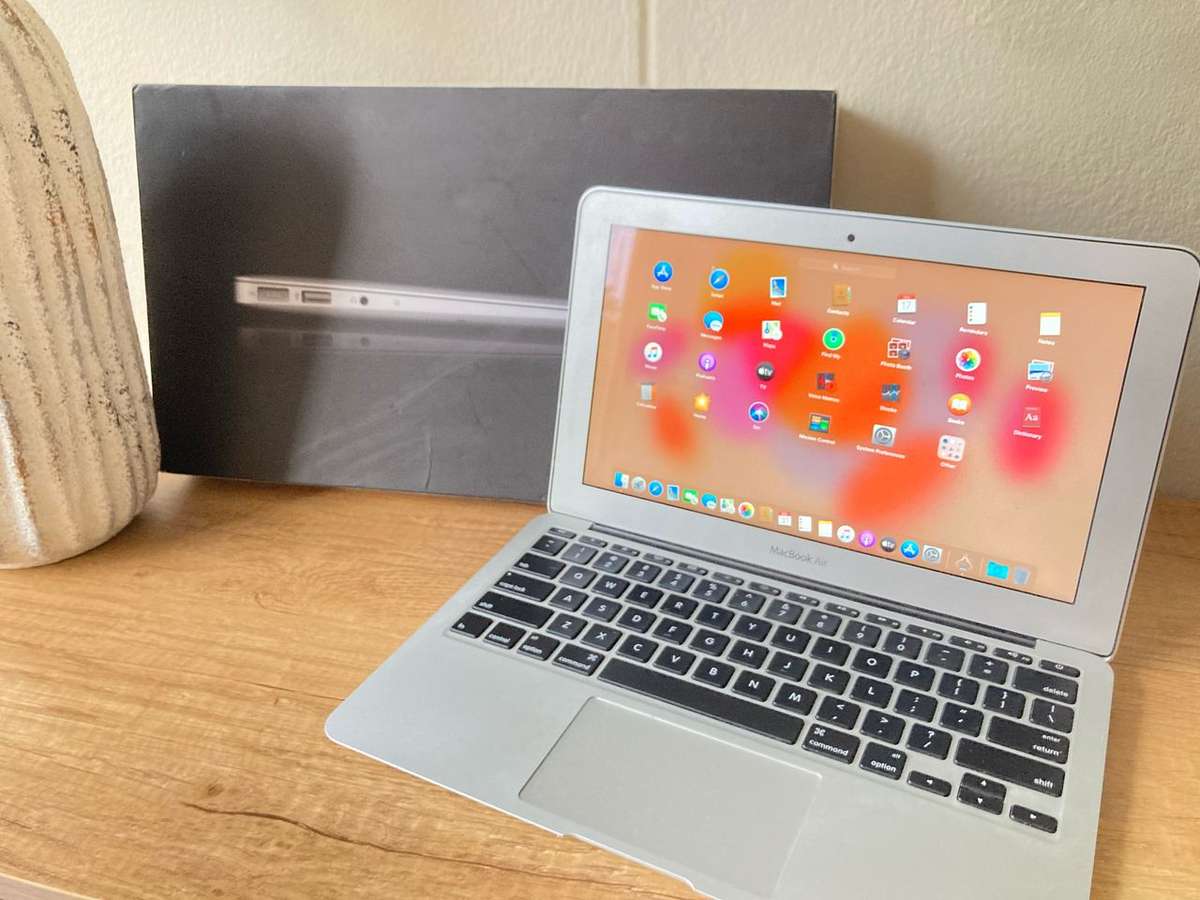 2014 Apple MacBook Air 11-inch  Core i5, 4GB RAM, 128GB SSD