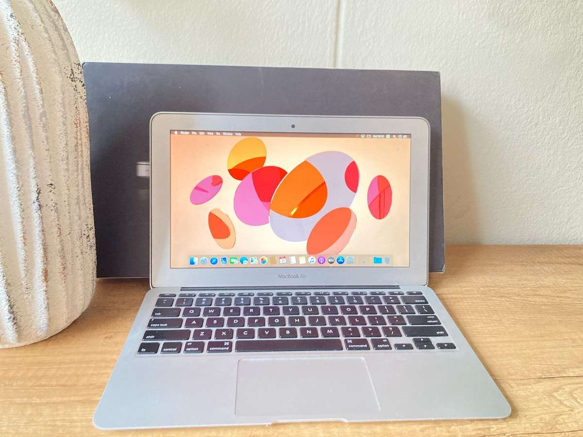 2014 Apple MacBook Air 11-inch  Core i5, 4GB RAM, 128GB SSD