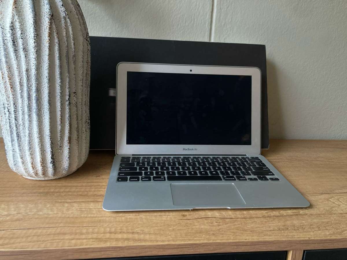 2014 Apple MacBook Air 11-inch  Core i5, 4GB RAM, 128GB SSD