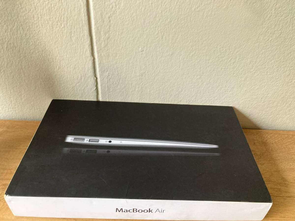 2014 Apple MacBook Air 11-inch  Core i5, 4GB RAM, 128GB SSD
