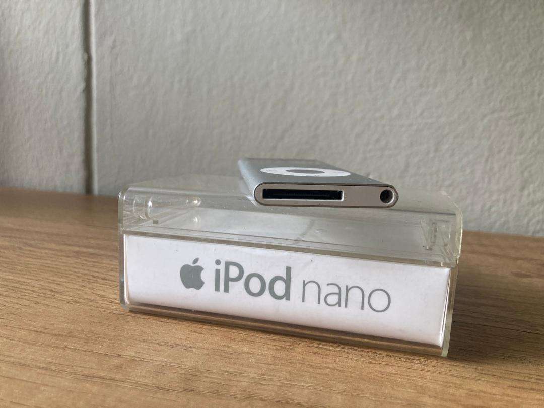 vintage Apple iPod Nano 2nd Generation Silver 2GB | Used | Battery Needs Replacement