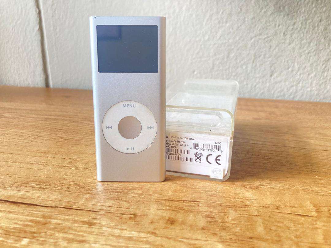 vintage Apple iPod Nano 2nd Generation Silver 2GB | Used | Battery Needs Replacement