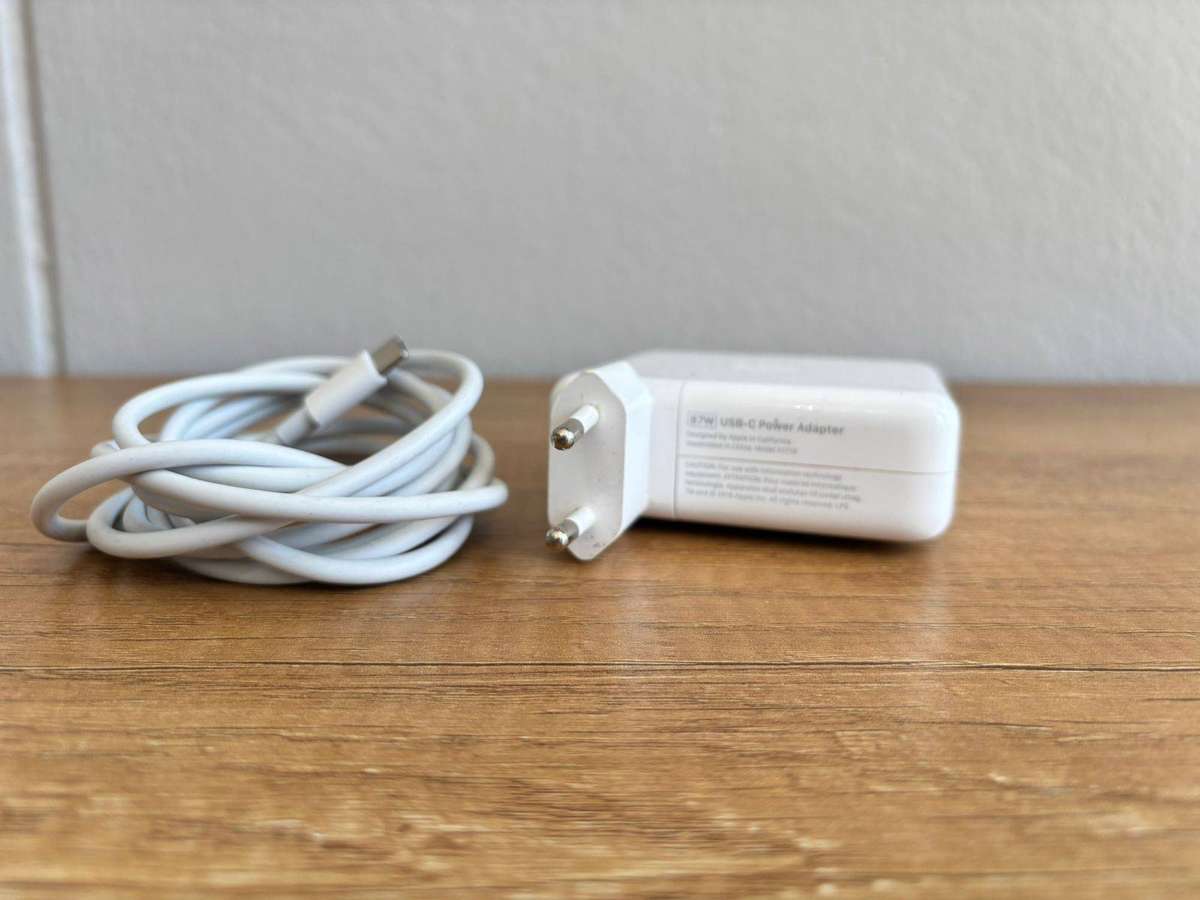 Genuine Apple 61W USB-C Charger  For MacBook Pro / Air (13")  Used Like New