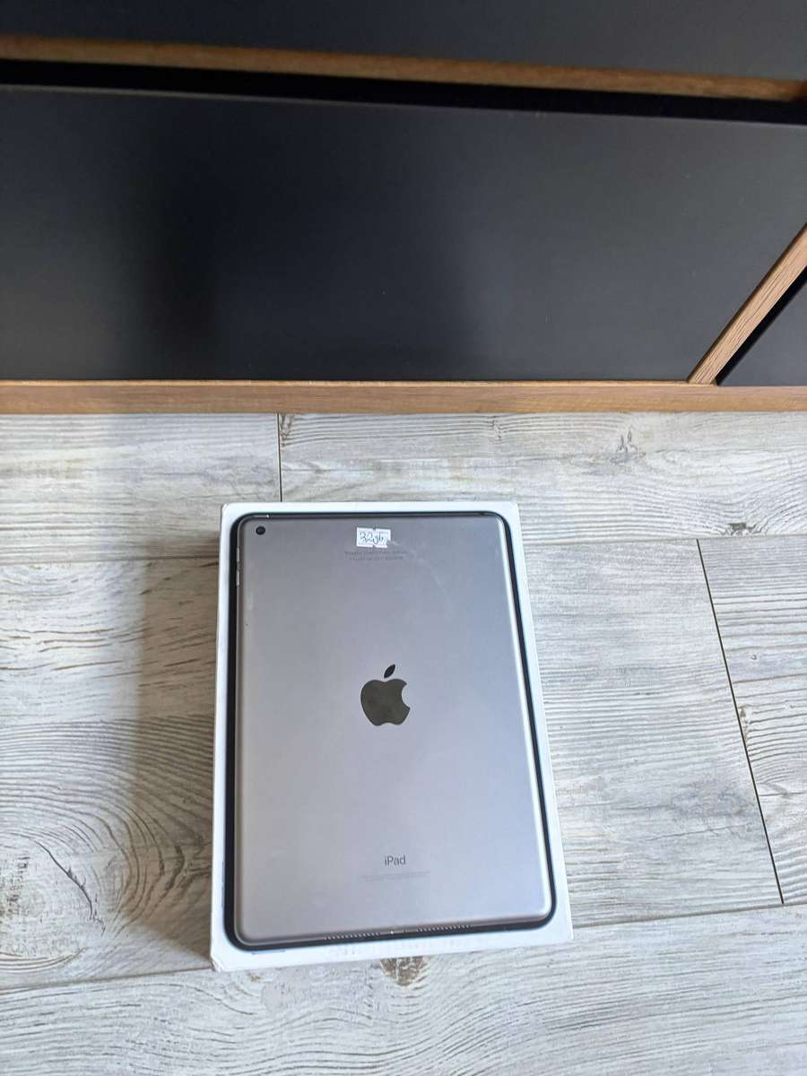  Apple iPad (5th Gen)  9.7", 32GB, Wi-Fi | Space Grey