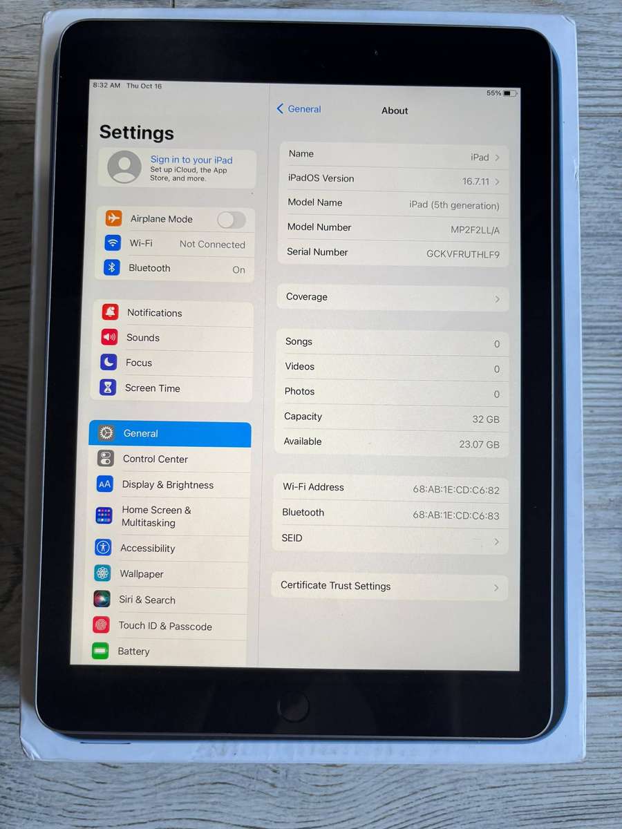  Apple iPad (5th Gen)  9.7", 32GB, Wi-Fi | Space Grey