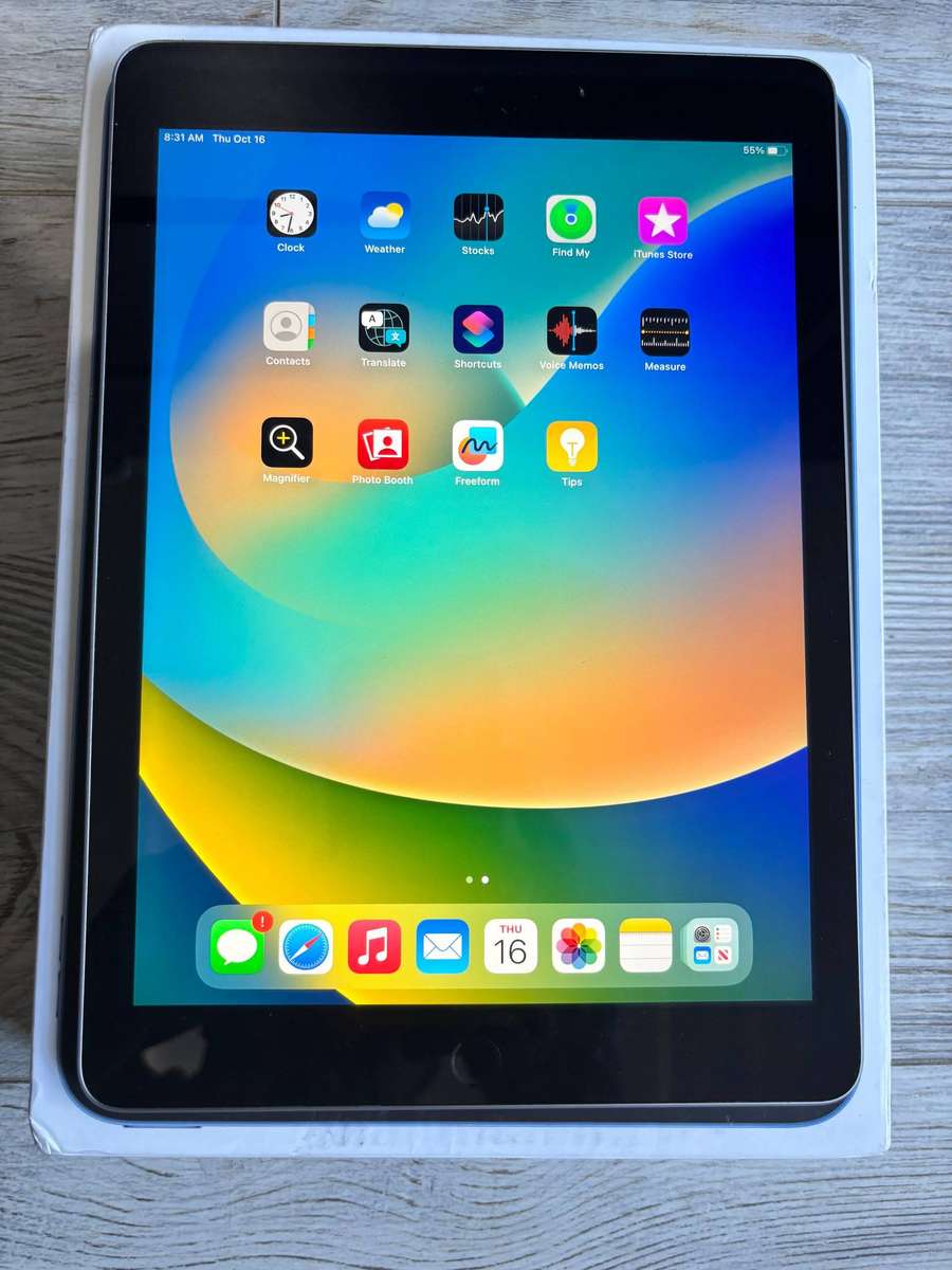  Apple iPad (5th Gen)  9.7", 32GB, Wi-Fi | Space Grey