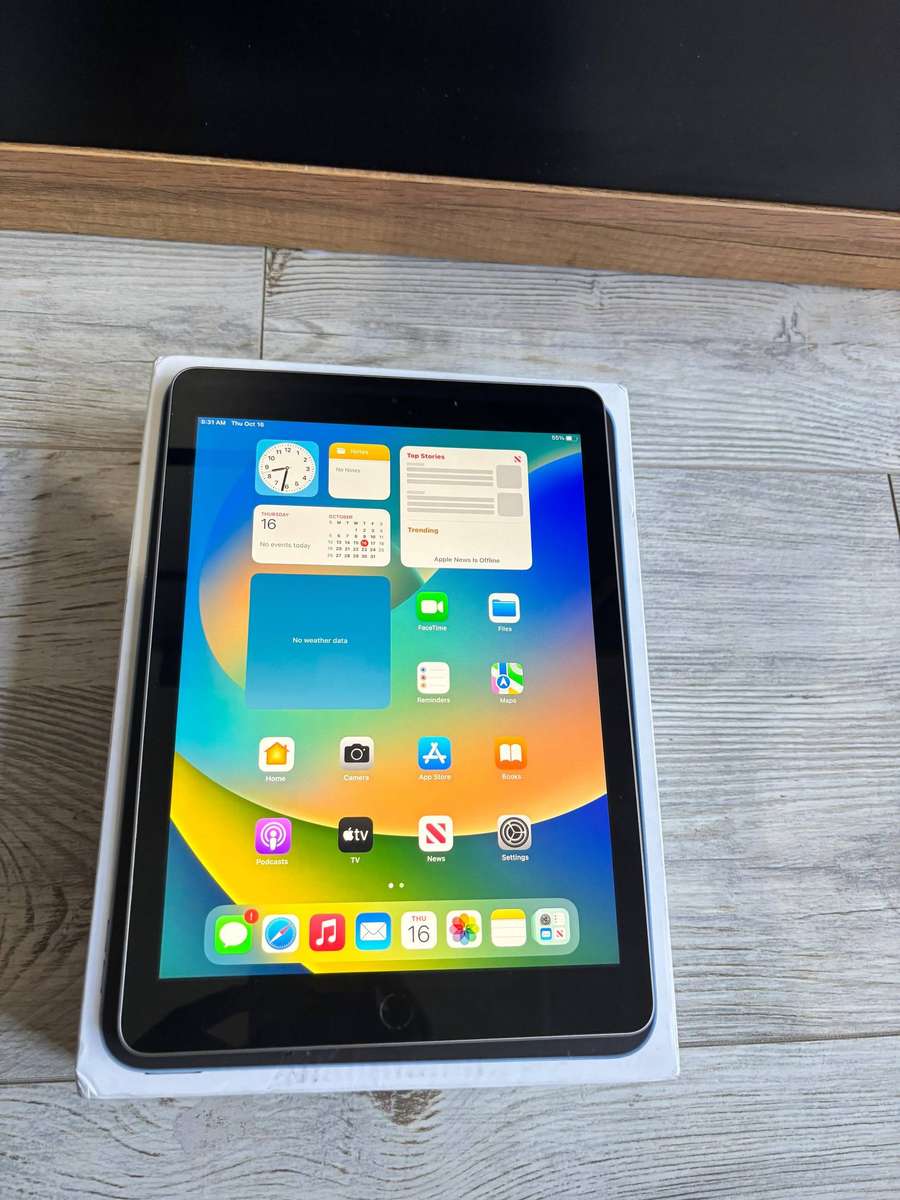  Apple iPad (5th Gen)  9.7", 32GB, Wi-Fi | Space Grey