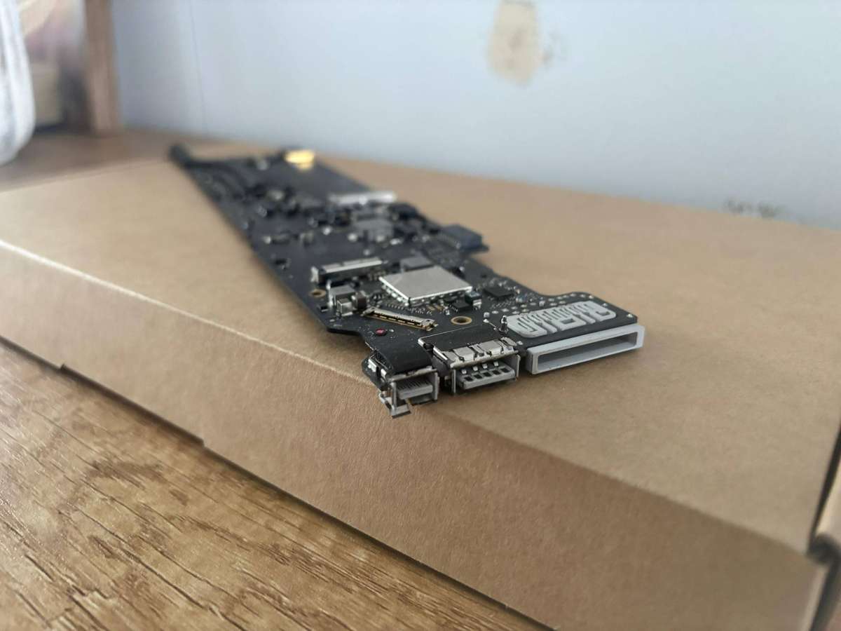MacBook Air 13" Logic Board  Early 2017 Intel Core I5| 1.8GHz | 8GB RAM