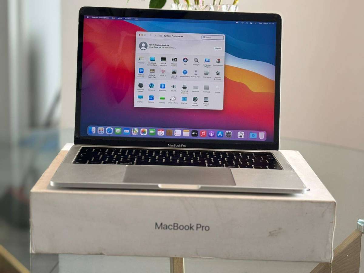 Apple MacBook Pro 13" (2016) Touch Bar | i5 Quad-Core | 8GB RAM | 256GB SSD