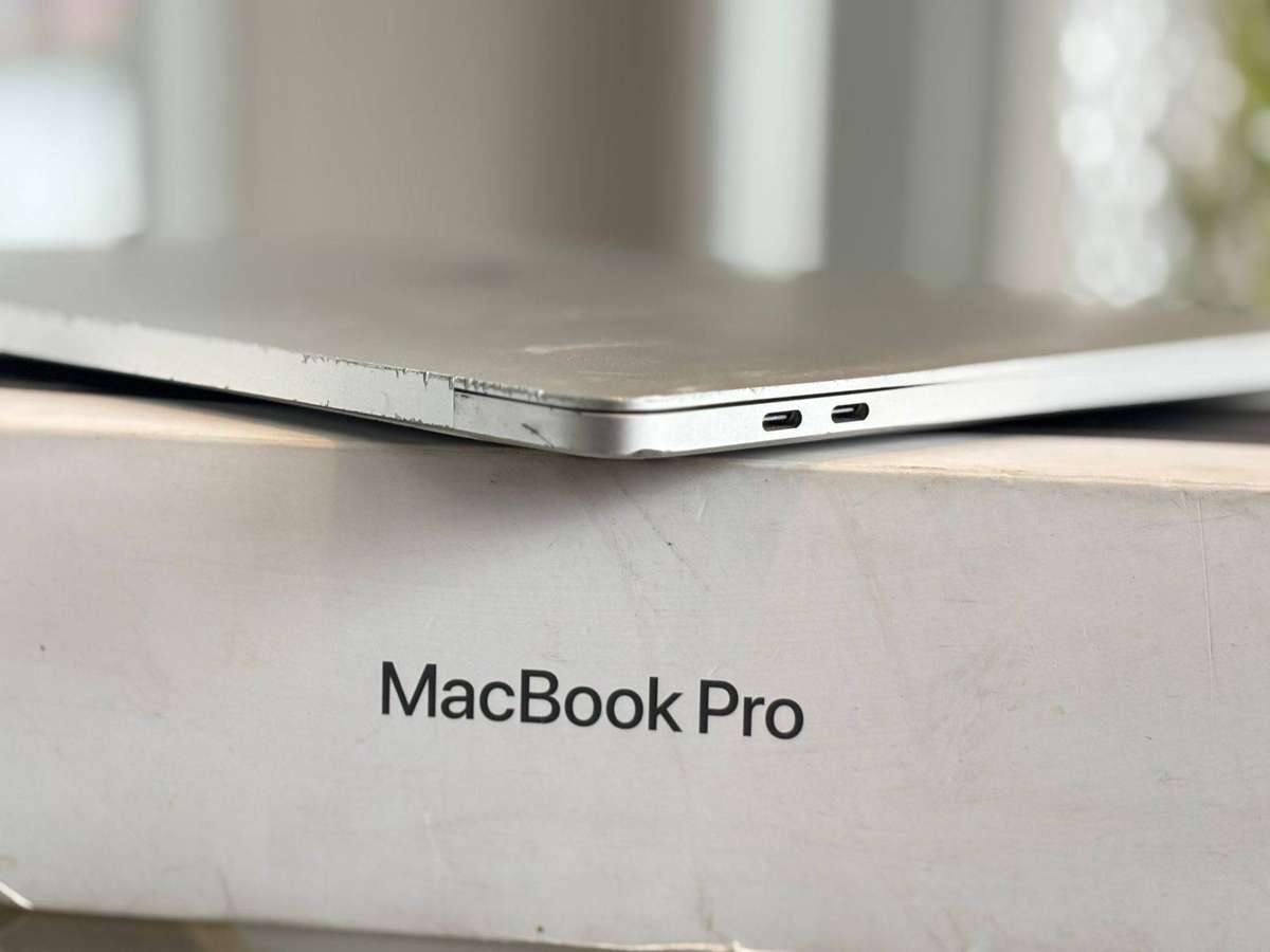 Apple MacBook Pro 13" (2016) Touch Bar | i5 Quad-Core | 8GB RAM | 256GB SSD