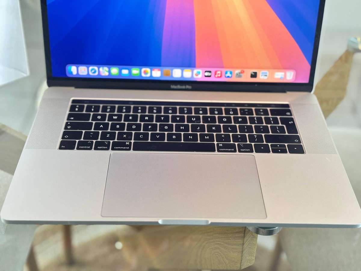  Apple MacBook Pro 15 Retina (2018) | Touch Bar | Core i7 | 16GB RAM | 512GB SSD | Premium